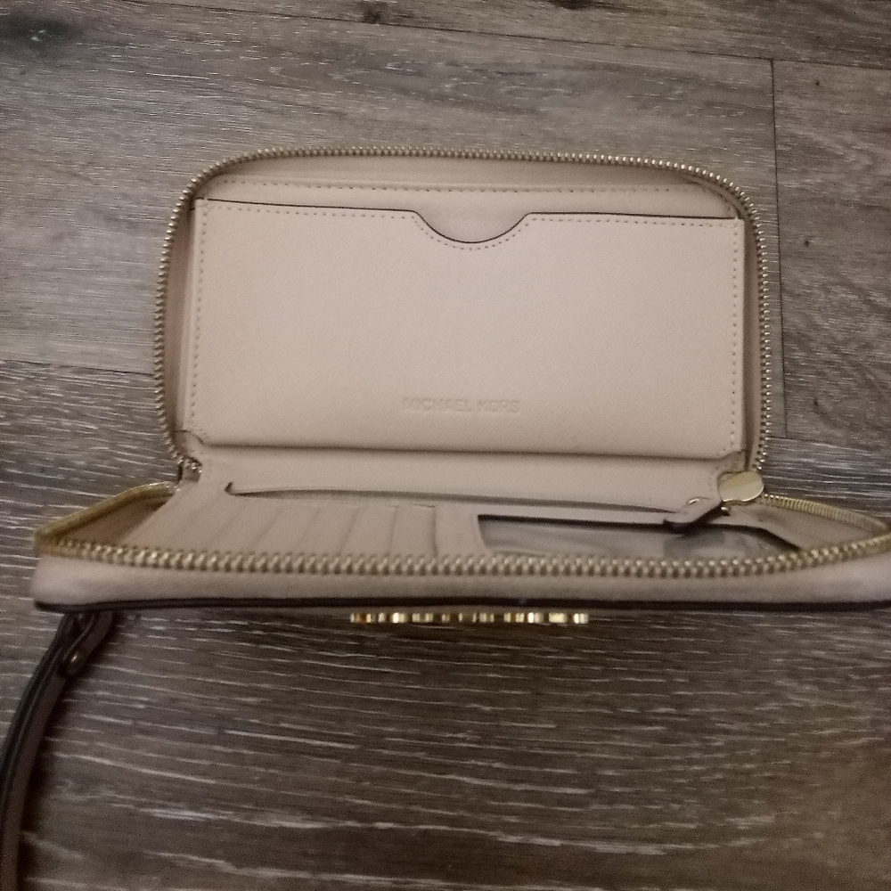 EUC: MICHAEL KORS, WRISTLET/ZIP-UP BLUSH COLOR WALLET! - Picture 3 of 16